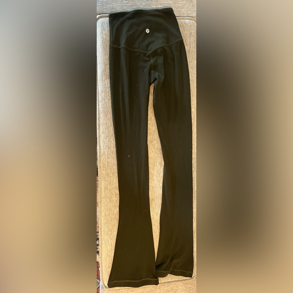 Groove Nulu Super-High-Rise Flared Pant
Regular. OLIVE GREEN